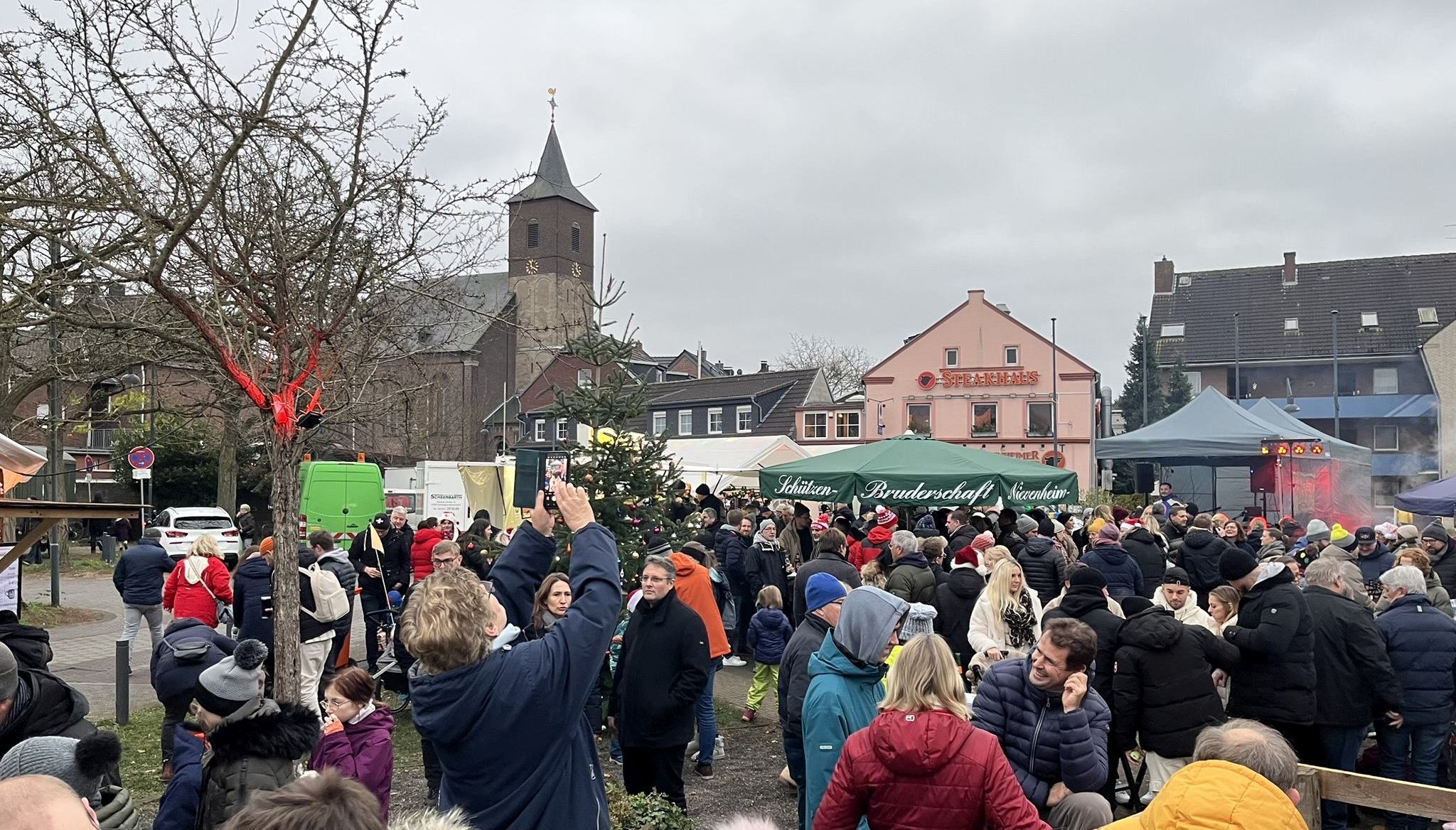 Blick über den Benefiz-Weihnachtsmarkt in Nievenheim